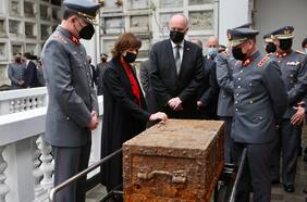 “Hay pena y tristeza”: Defensa y Ejército sepultan al Soldado Desconocido en el Cementerio General tras removerlo desde Plaza Baquedano por las protestas
