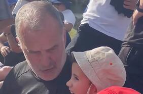 “¿Vos sos periodista?”: La pregunta de un niño que sorprendió a Marcelo Bielsa en su visita a un partido del torneo uruguayo