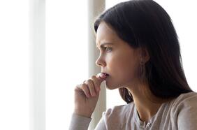 Cómo dejar de morderte las uñas, según una prometedora técnica para disminuir los actos repetitivos