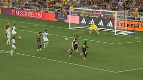 Golazo de borde externo y asistencia: Gonzalo Tapia es figura en la goleada del Columbus Crew en la MLS