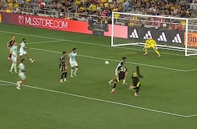 Golazo de borde externo y asistencia: Gonzalo Tapia es figura en la goleada del Columbus Crew en la MLS