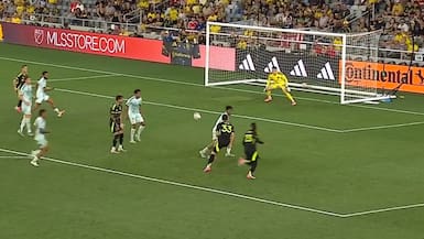 Golazo de borde externo y asistencia: Gonzalo Tapia es figura en la goleada del Columbus Crew en la MLS