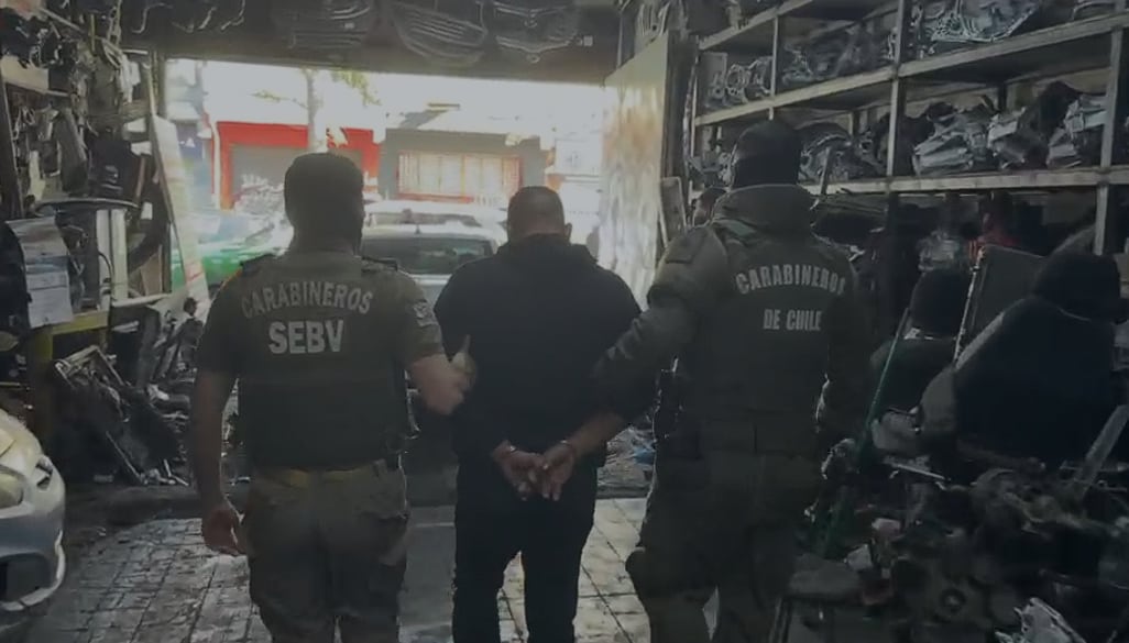Detienen a jefe de desarmaduría de 10 de Julio por hallazgo de piezas de autos con encargo por robo
