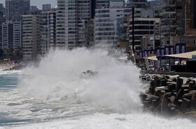 Senapred mantiene alerta temprana preventiva ante marejadas anormales que afectan a las costas de Chile