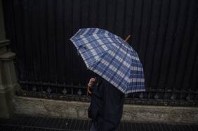 Chubascos en Santiago ponen fin al otoño más seco de la historia