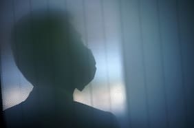 Alcohol, papas fritas y pasteles: Estudio detecta cómo mujeres y hombres chilenos enfrentaron la angustia en pandemia