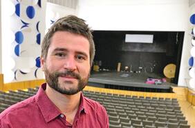 Profesor que usa el cine para enseñar historia gana el Global Teacher Prize