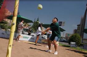 ¿Una playa en Santiago? Instalan espacio veraniego con arena real