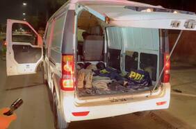 Dos sujetos son detenidos en San Bernardo: tenían ropa similar a la PDI y armas en el furgón