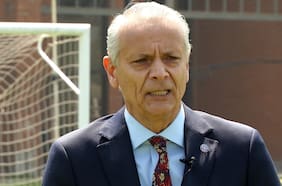 Castrilli dispara con todo: apunta a árbitro chileno que trabaja en la Conmebol tras el polémico arbitraje de la Roja frente a Canadá