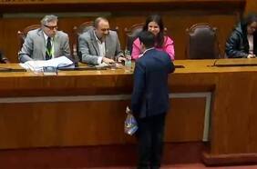 El diputado RN Jorge Durán le hizo entrega de una “colación Junaeb” al ministro de Educación antes que se iniciara la acusación constitucional