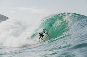 Guillermo Satt hace valer localía en debut del retorno de la World Surf League a Chile