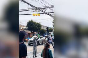 ¡No todos los héroes tienen capa!: hombre ayuda con el tránsito en medio de masivo corte de luz