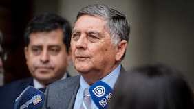 Ministro Alvarado instruye al gabinete a ordenarse tras descoordinaciones entre ministros que inquietan al oficialismo