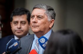 Ministro Alvarado instruye al gabinete a ordenarse tras descoordinaciones entre ministros que inquietan al oficialismo