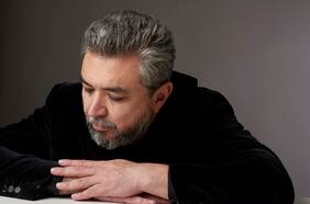 La historia del escritor chileno-argentino que ganó el Premio Alfaguara: “La novela es un homenaje a las mujeres que me precedieron”