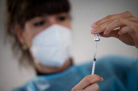 Vacuna de Pfizer/BioNTech es menos eficaz contra la variante sudafricana, según estudio