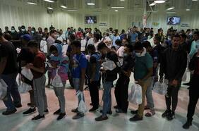 La administración de Biden ofrecerá permisos de trabajo a aproximadamente 470.000 inmigrantes venezolanos