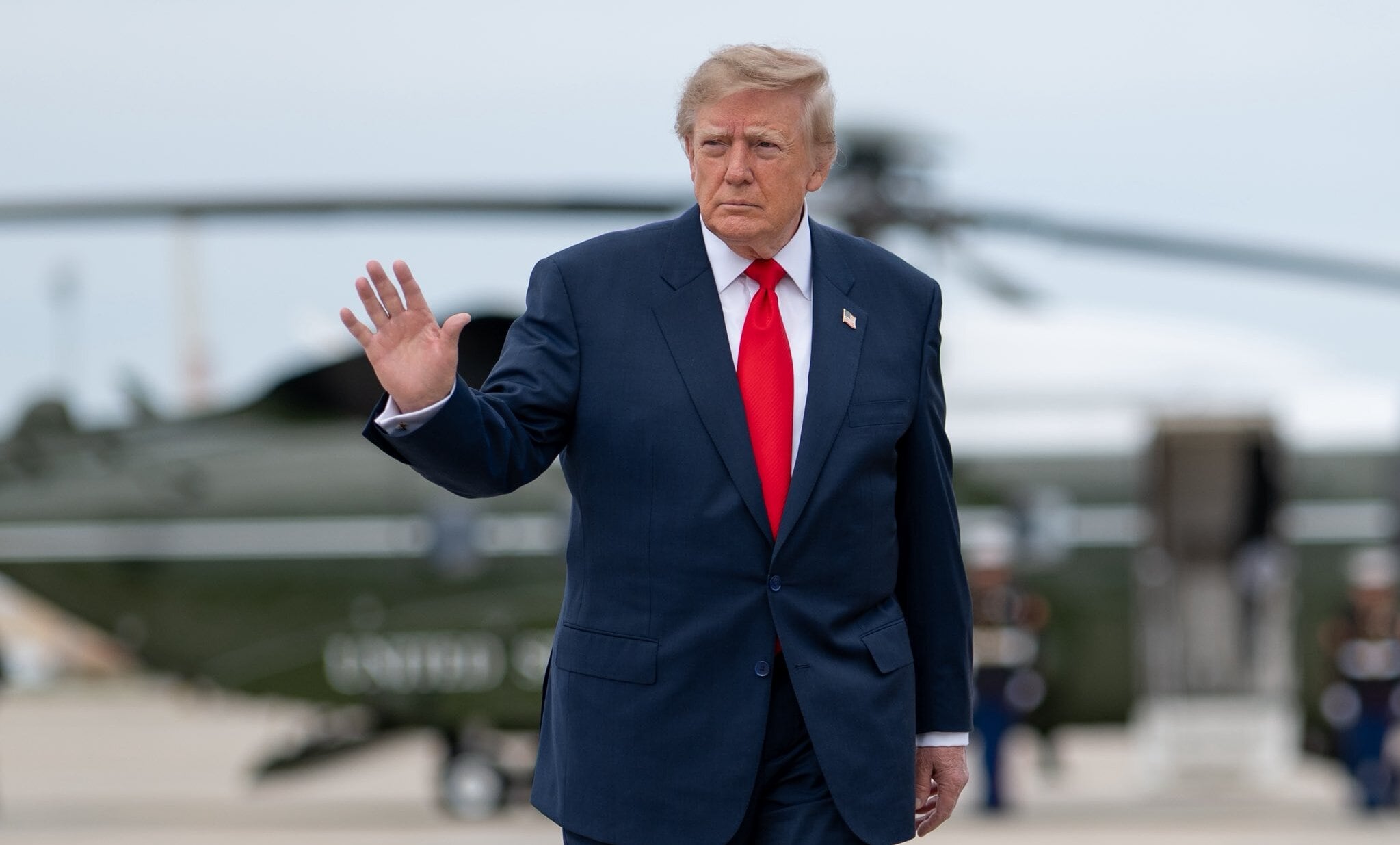 Trump pide fusilar a quienes filtran información confidencial e ironiza con la falta de líderes en Irán