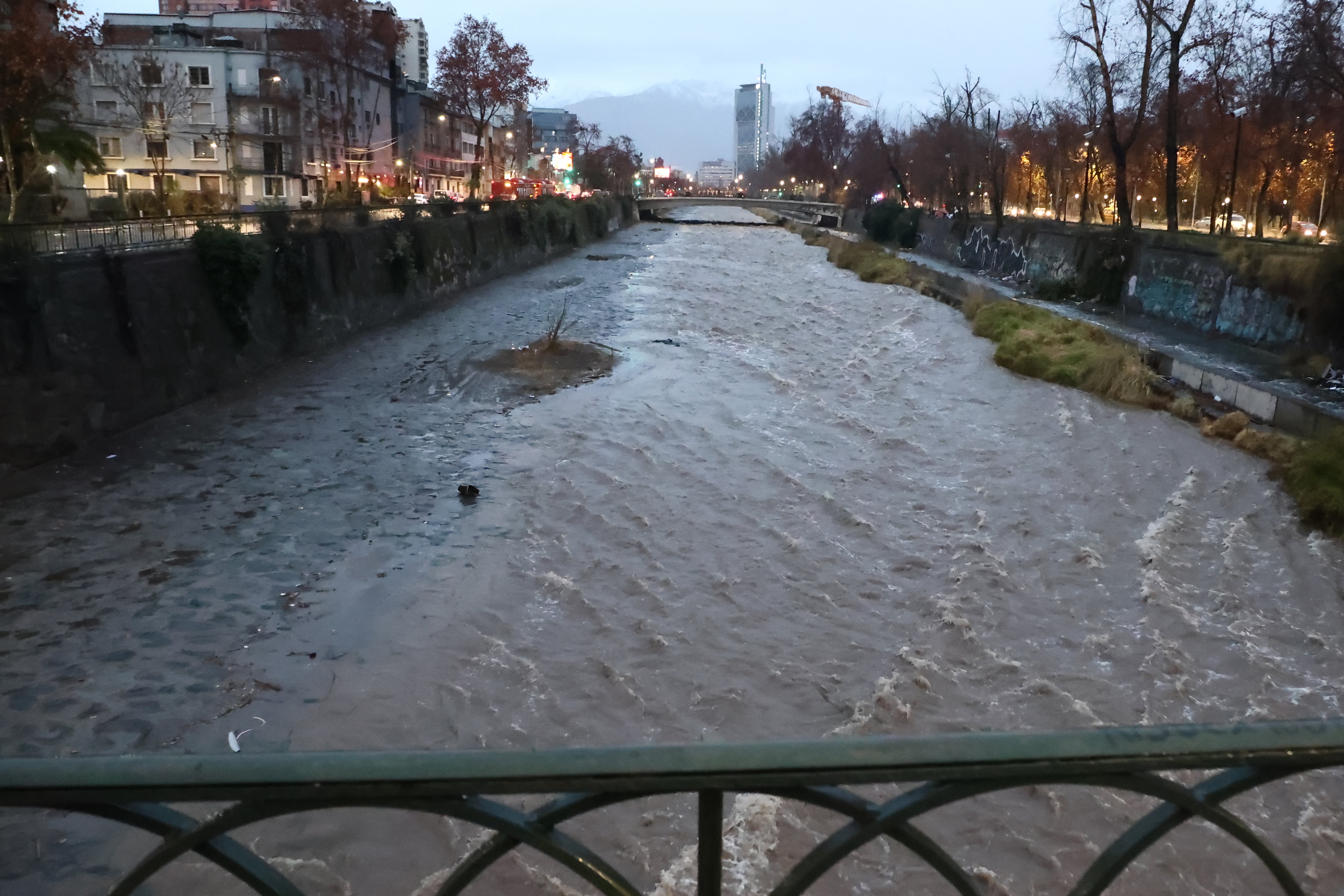 Aguas Andinas mantiene monitoreo de ríos Maipo y Mapocho por lluvias e indica que no se reportan episodios de turbiedades