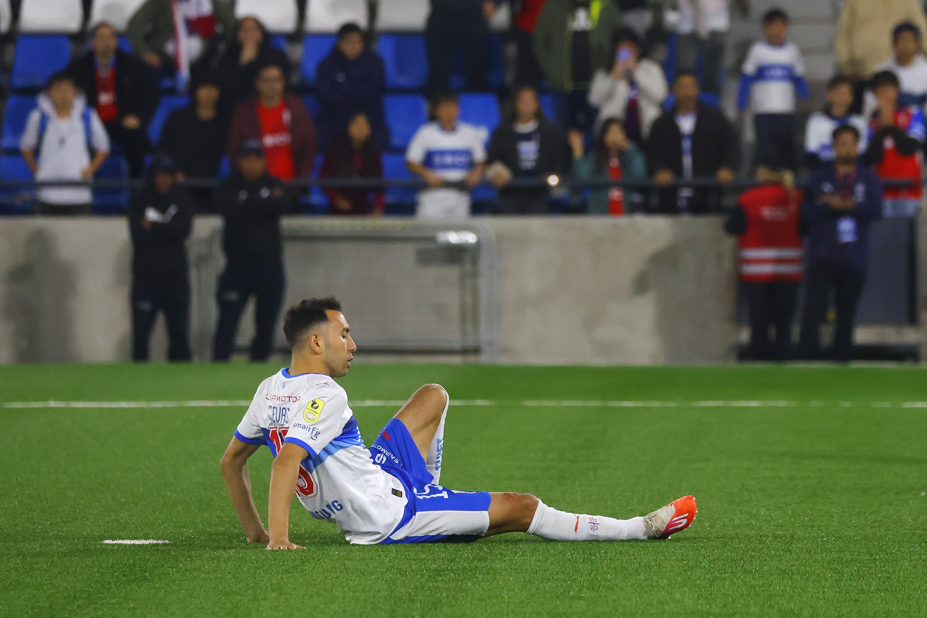 La cancha del Claro Arena también es un elemento de discusión.