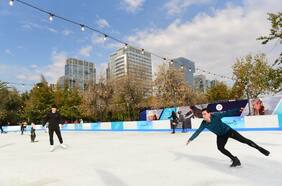 La pista de patinaje en hielo del Parque Araucano ya abrió como un entretenido panorama invernal