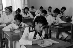 De la corbata negra al jumper: históricas fotos muestran la evolución de los uniformes escolares en Chile