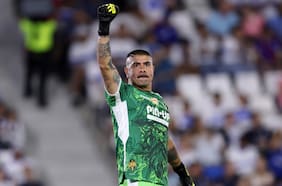 Mono Sánchez responde ante los cánticos de los hinchas de la UC: “Es parte del fútbol; imagino que están bien picados”