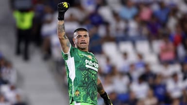 Mono Sánchez responde ante los cánticos de los hinchas de la UC: “Es parte del fútbol; imagino que están bien picados”