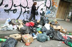 Columna de Óscar Landerretche: “¿Y si recogemos la basura?”