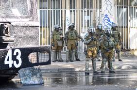 Dos días de arresto y no podrá ser general: la sanción al jefe de Orden Público tras seguidilla de desmanes en el centro de Santiago y que tensiona a Carabineros