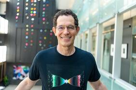 Neil Turok: el astrofísico que forma “Einsteins” en África