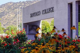 “La infundada acusación fue devastadora”: alumno denunciado sin pruebas a la Fiscalía por manipular fotos de compañeras demanda al Santiago College