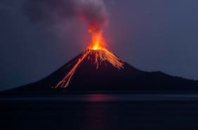 Erupción del volcán Mayón cubre con ceniza a 52 localidades en Filipinas y obliga a evacuar a más de mil familias