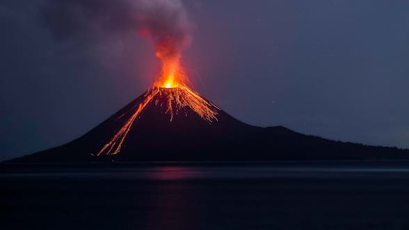 Erupción del volcán Mayón cubre con ceniza a 52 localidades en Filipinas y obliga a evacuar a más de mil familias
