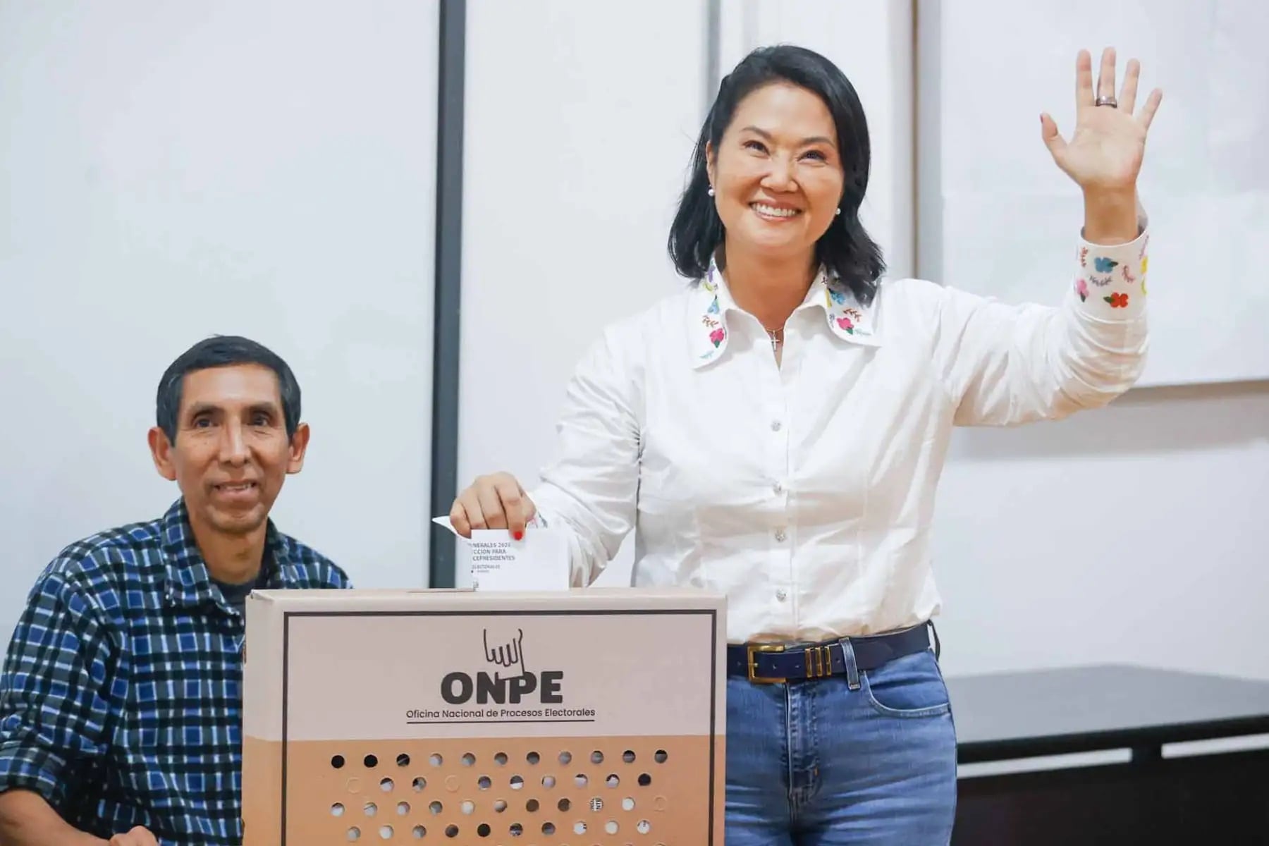Fujimori sobrepasa por más de 18 mil votos a Sánchez con 98,55% de las actas escrutadas