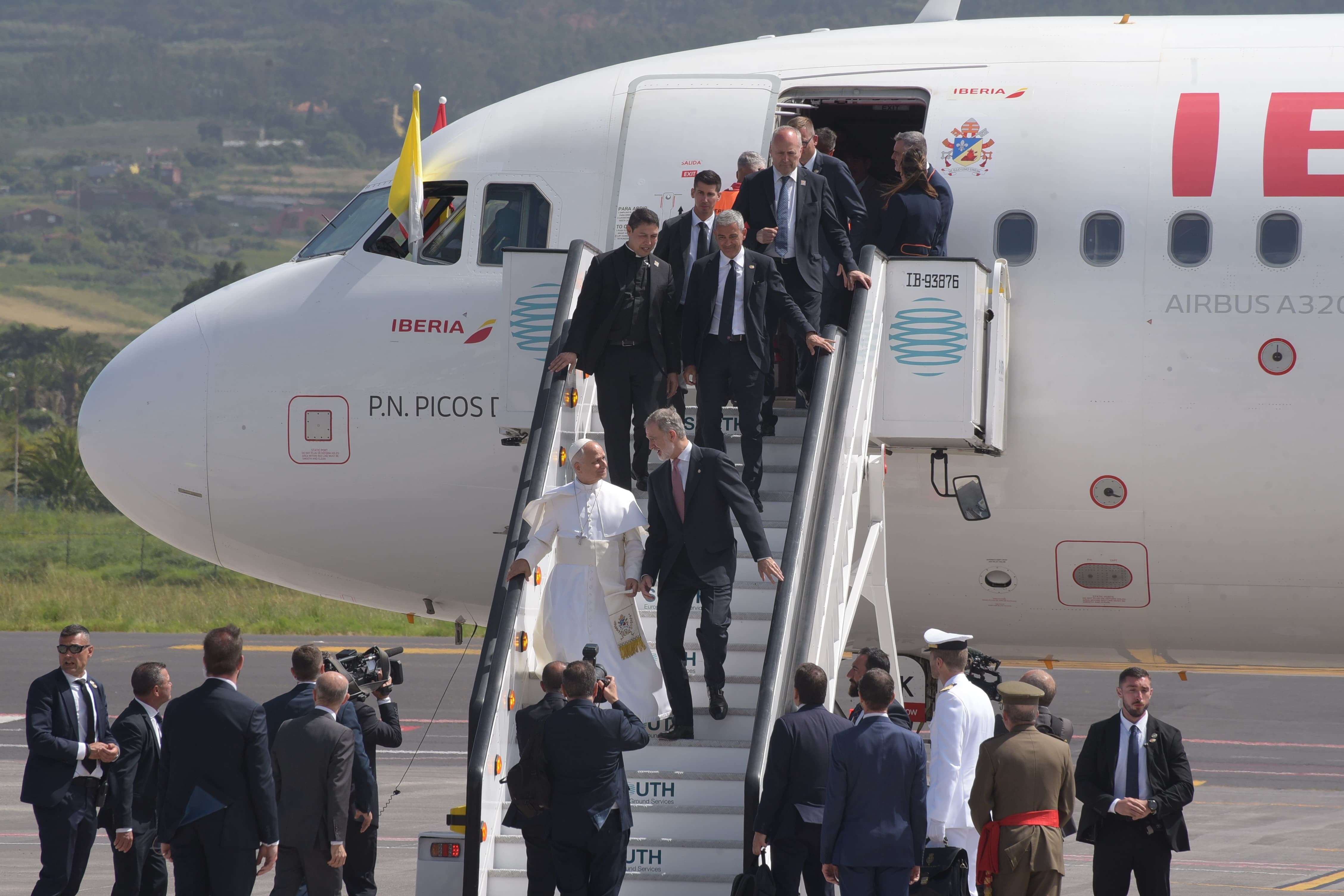 Avión del Papa sufre un problema técnico y se retrasa la salida del vuelo desde Tenerife a Roma