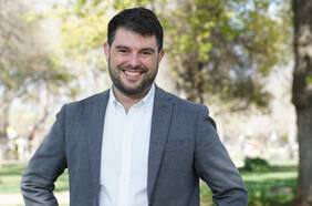 ProCultura: Sebastián Balbontín, pareja de Alberto Larraín, renunció al Frente Amplio