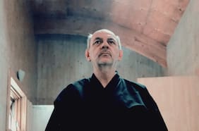 Luis Gnecco, el samurái de Plaza Italia:”Siempre se asocia al mundo de las artes con la izquierda, pero es muy diverso”