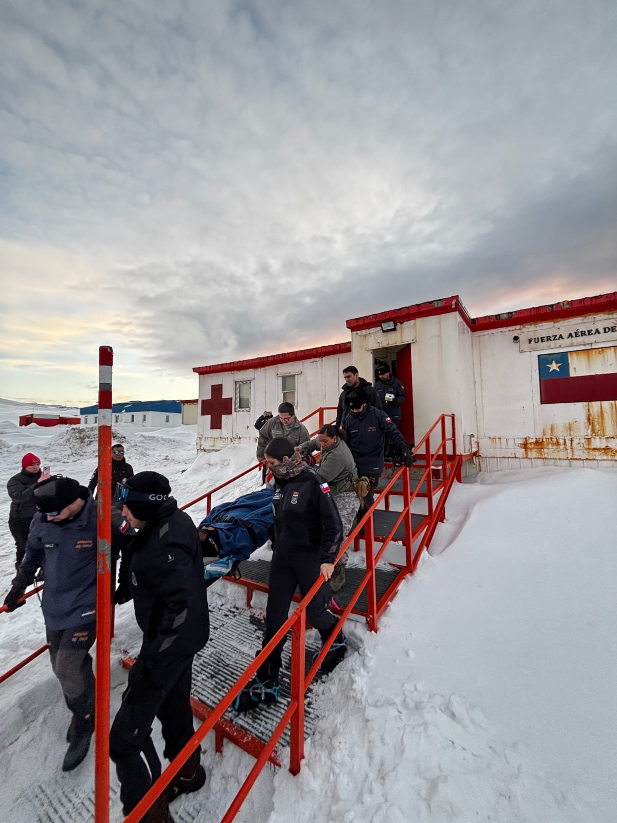 Fuerza Aérea concreta evacuación médica desde la Antártica a Punta Arenas