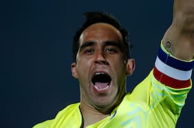 ¿En qué lugar está? Prestigioso ranking coloca a Claudio Bravo entre los mejores arqueros de los últimos 40 años