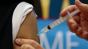 Expertos llaman a vacunarse contra el VPH ante fuerte alza de contagios: causa seis tipos de cáncer, además del cervicouterino