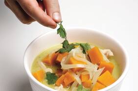 Sopa de zapallo y pollo en leche de coco al estilo thai