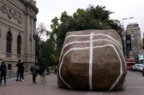 Lecciones de una piedra en el frontis del Museo Nacional de Bellas Artes: “La obra está mal conceptualmente”