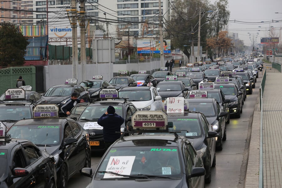 Qué dijo ministro de Transportes por bono de $100 mil a taxi colectivos