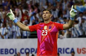 “Dibu” Martínez rescata al campeón (y a Messi): Argentina sufre y pasa por penales a semifinales de la Copa América