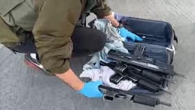 Carabineros detiene a sujeto portando maleta con cinco subametralladoras argentinas en un bus en La Araucanía