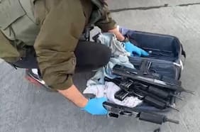 Carabineros detiene a sujeto portando maleta con cinco subametralladoras argentinas en un bus en La Araucanía