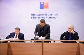 Gobierno firma acuerdo con trabajadores de la Corporación de Asistencia Judicial y deponen paro