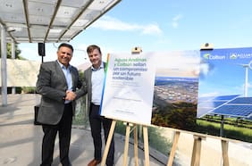 Aguas Andinas y Colbún firman acuerdo para impulsar un futuro sostenible con energía 100% renovable.